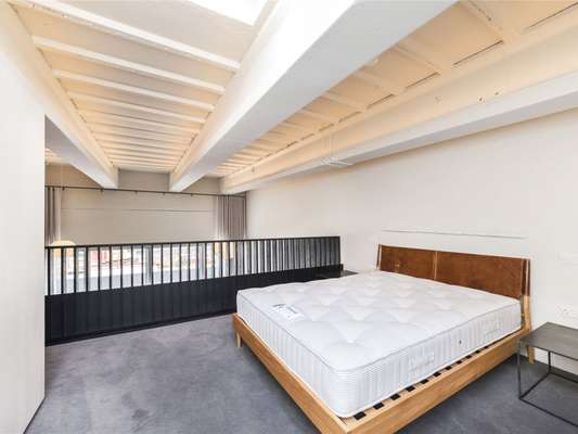 Flat Carnwath Road in Greater London