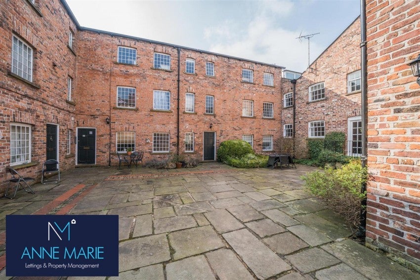 Flat Pierce Street in Macclesfield