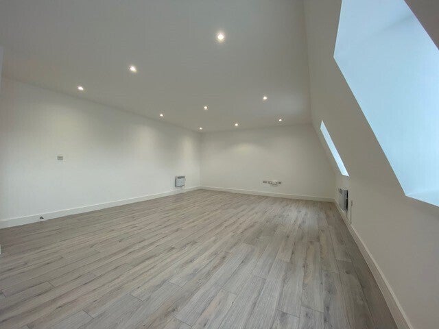 Flat Gatehouse Way in Aylesbury