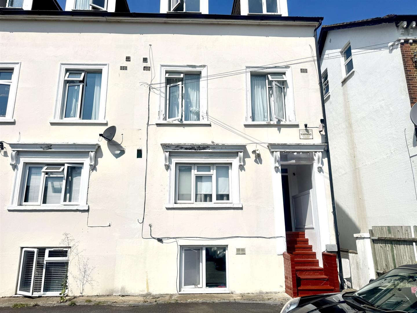 Flat Lansdowne Road in Greater London