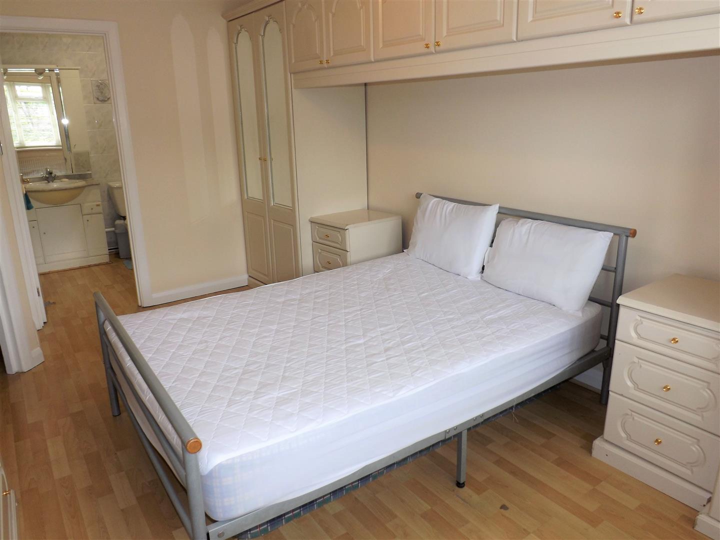 Flat Lansdowne Road in Greater London