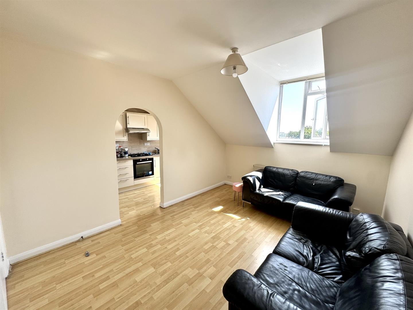Flat Lansdowne Road in Greater London