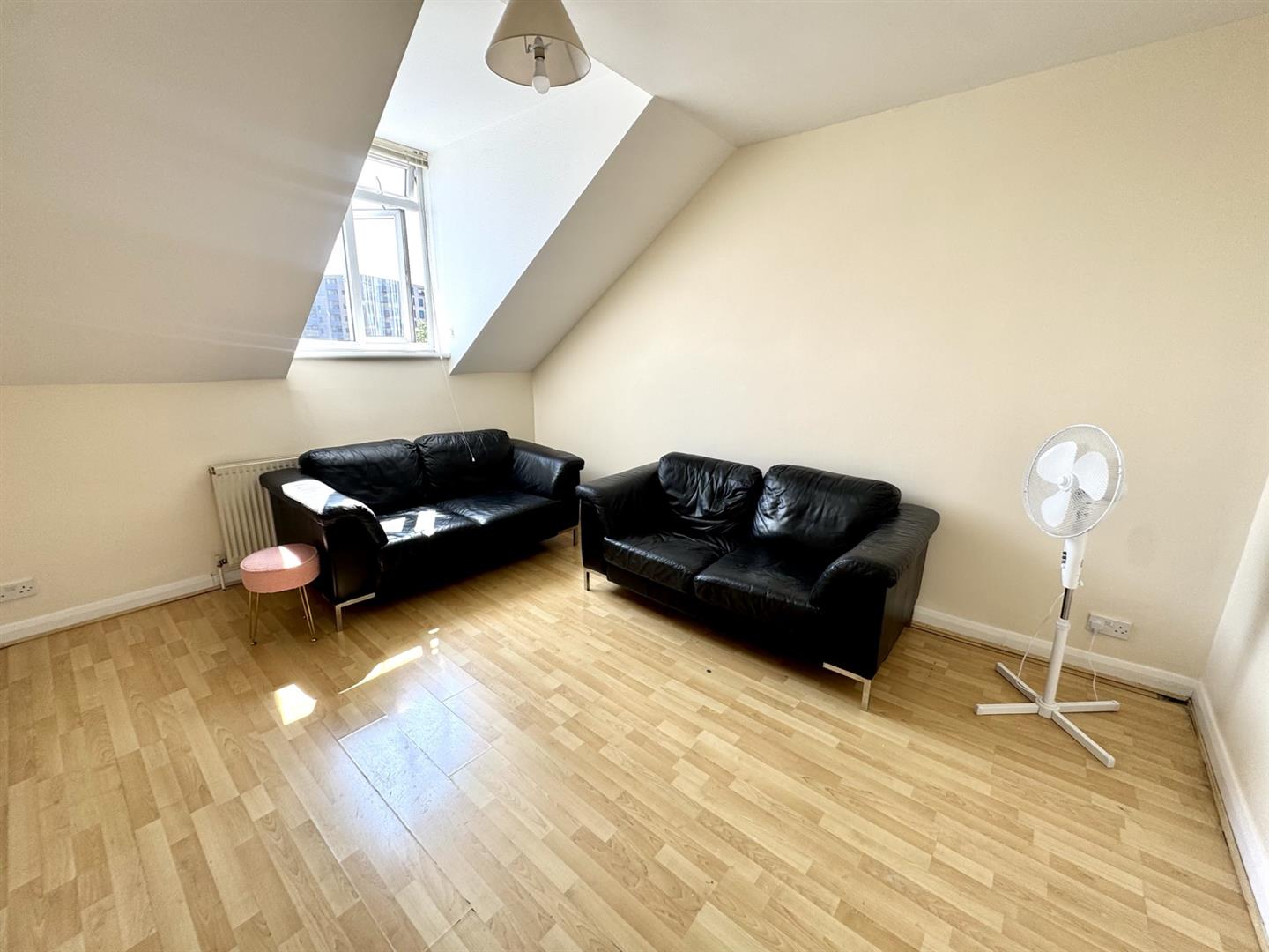 Flat Lansdowne Road in Greater London