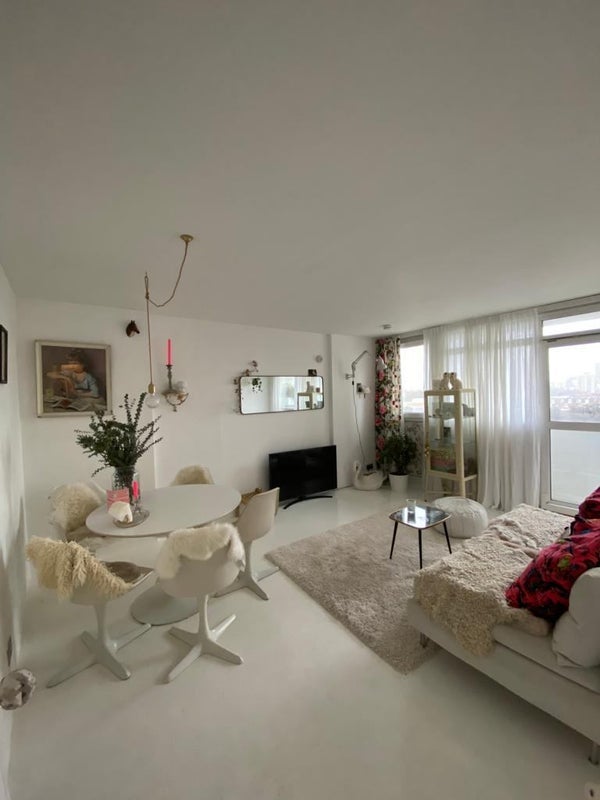 Flat Driffield Road in Greater London
