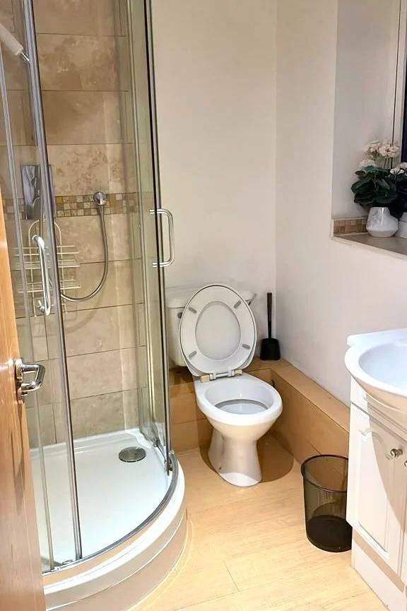 Room Newport Avenue in Greater London