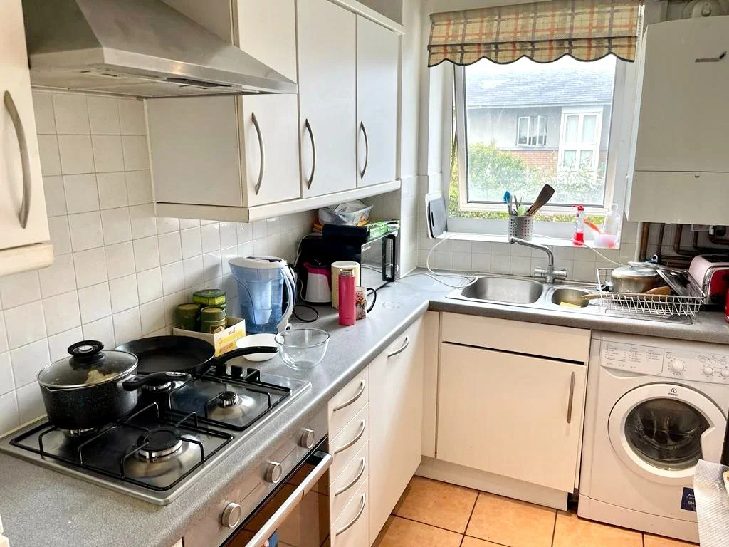 Room Newport Avenue in Greater London