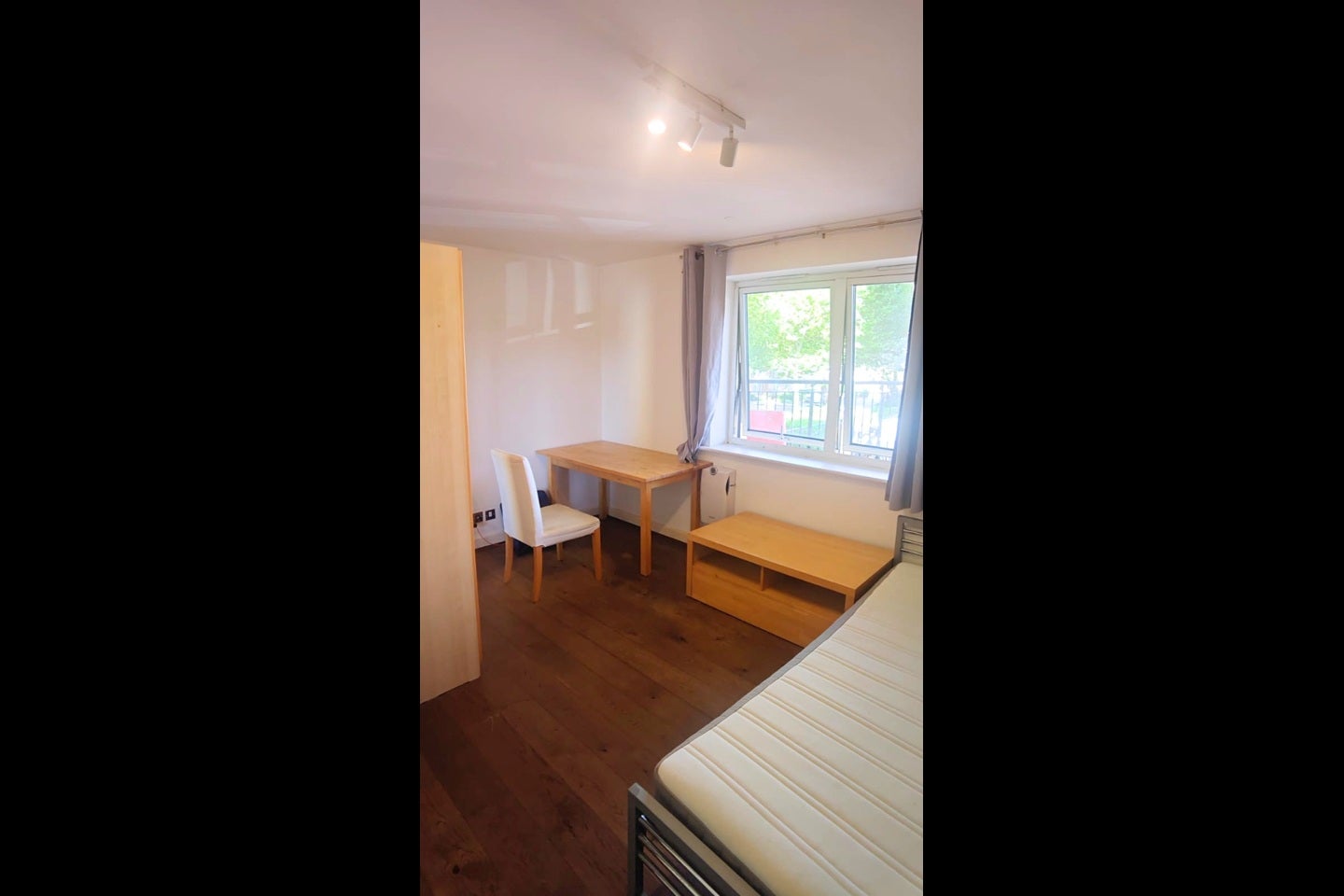 Room Newport Avenue in Greater London