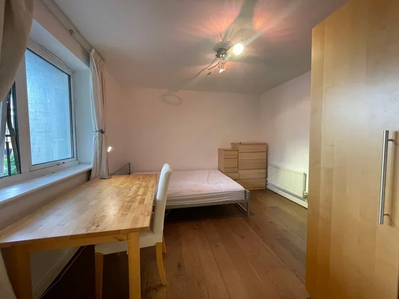 Room Newport Avenue in Greater London