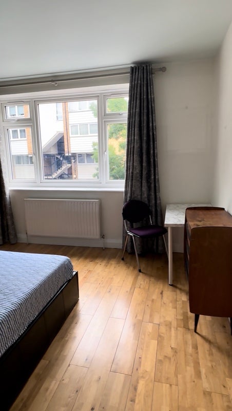 Room Damien Street in Greater London