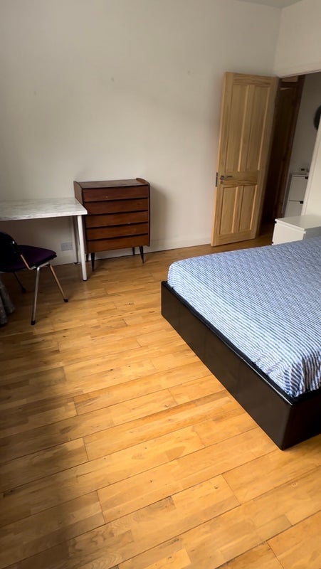Room Damien Street in Greater London