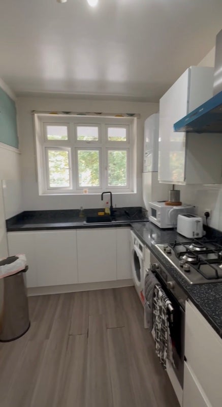 Room Damien Street in Greater London