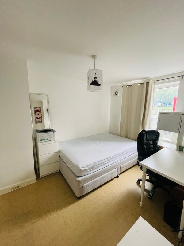 Room Princes Close in Greater London