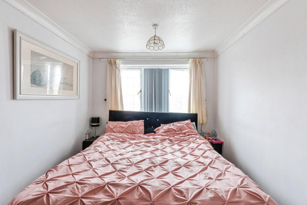 House Tyne Close in Wellingborough
