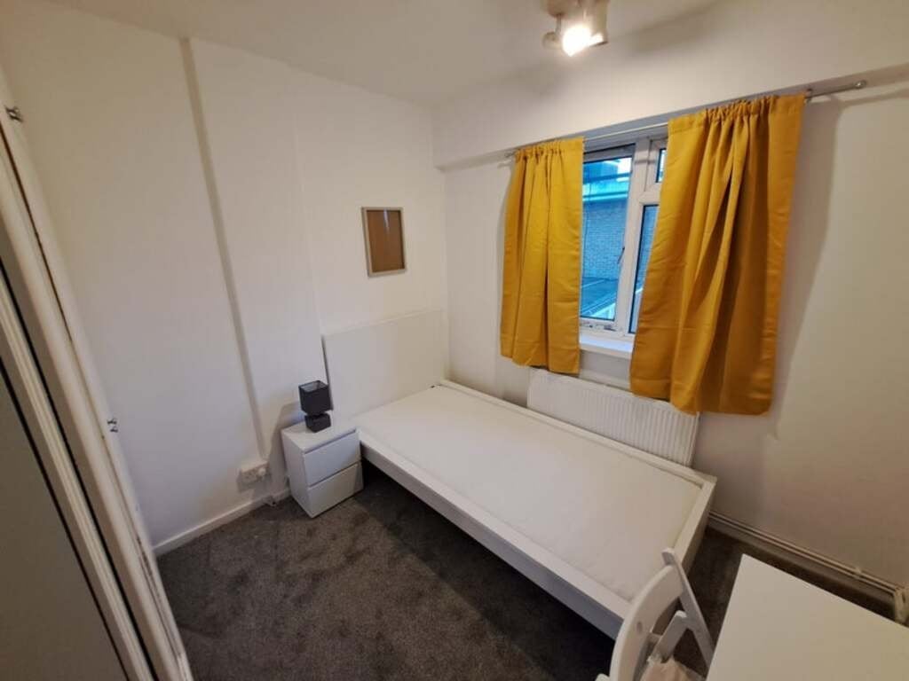 Room Finchley Road in Greater London