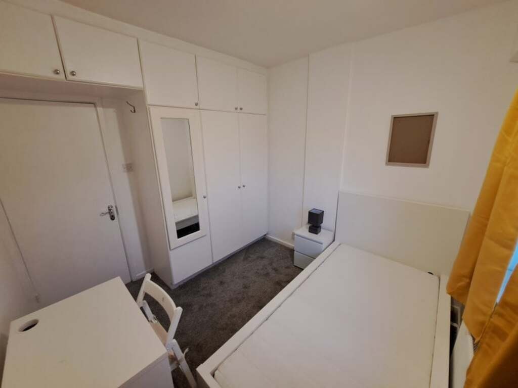Room Finchley Road in Greater London