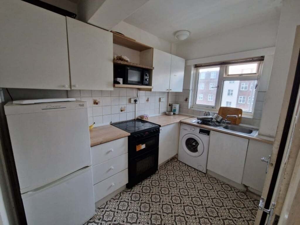 Room Finchley Road in Greater London