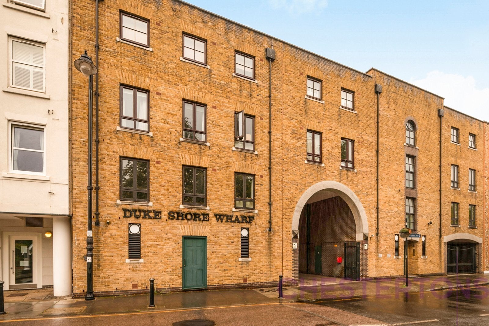 Flat Narrow Street in Greater London