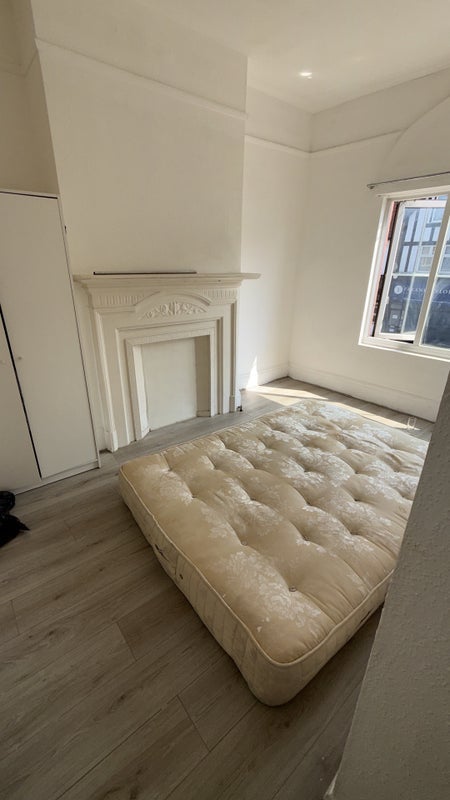 Room London Road in Greater London