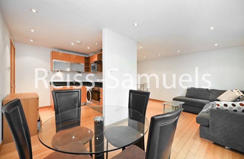 Flat Westferry Road in Greater London