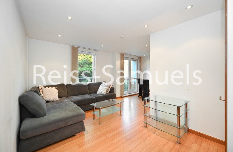 Flat Westferry Road in Greater London