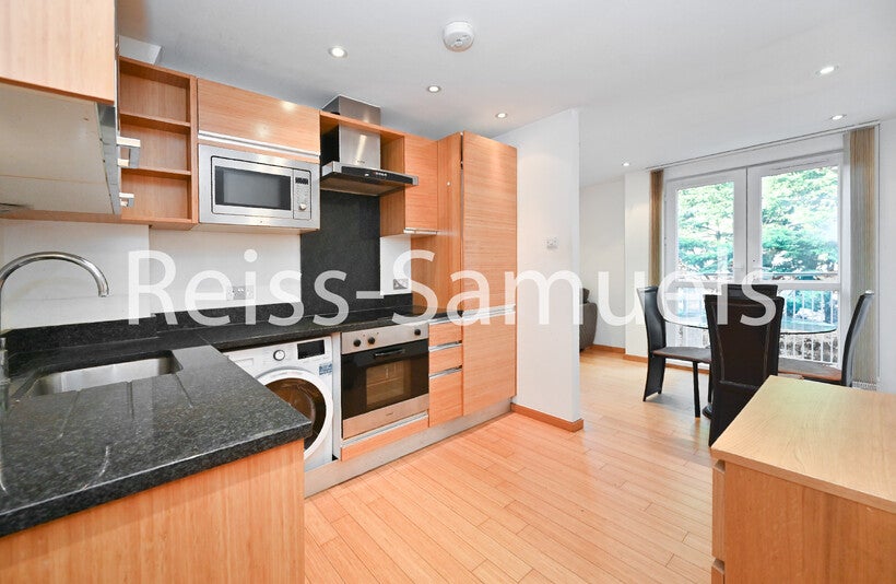 Flat Westferry Road in Greater London