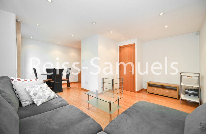 Flat Westferry Road in Greater London