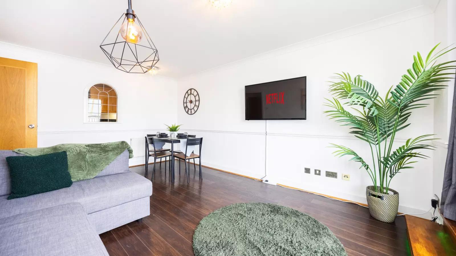Flat Newport Avenue in Greater London