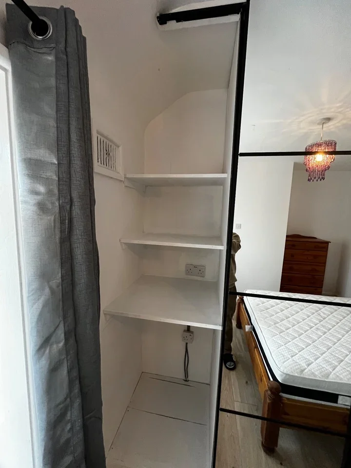 Room Shaftesbury Road in Greater London