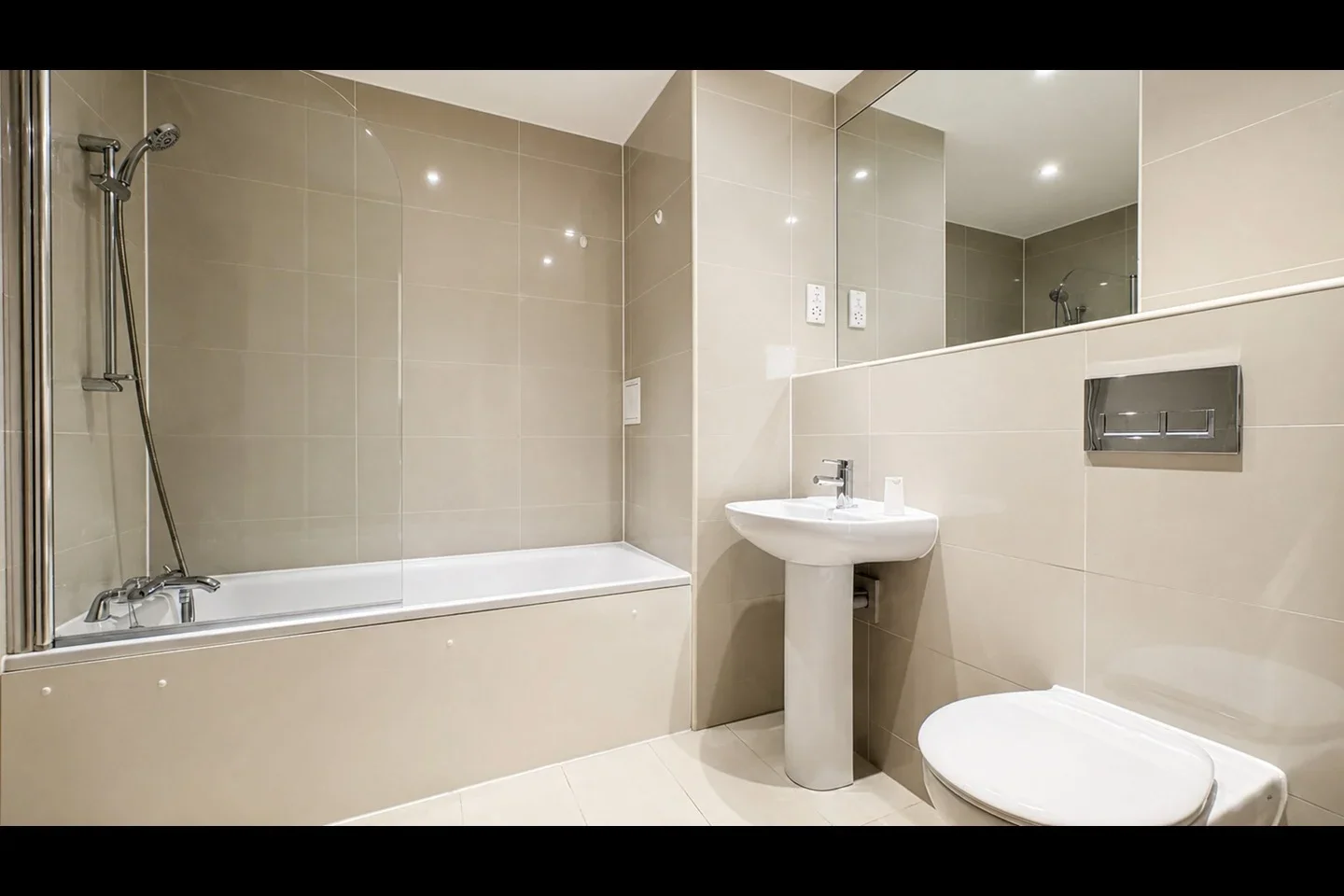 Flat Greenhill Way in Greater London