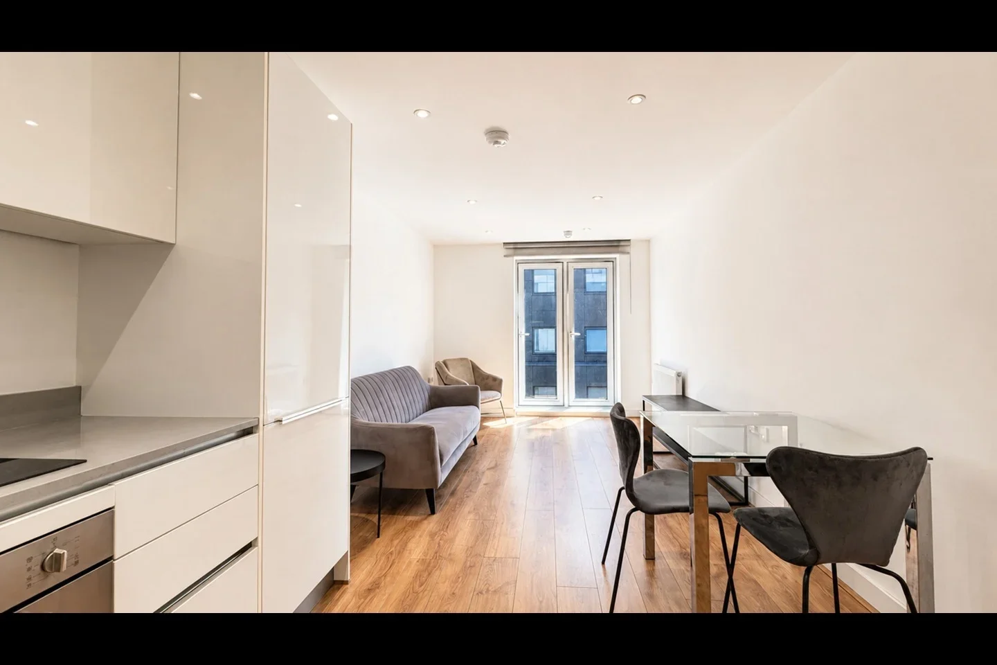 Flat Greenhill Way in Greater London