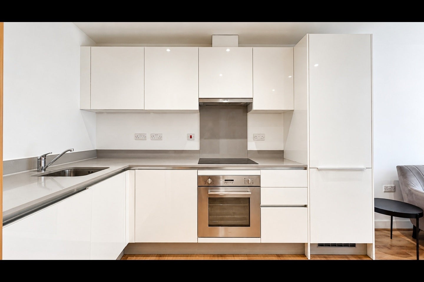 Flat Greenhill Way in Greater London