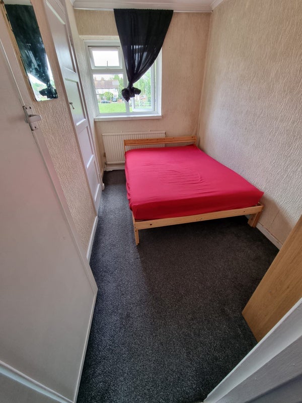 Room Buttermere Avenue in Slough
