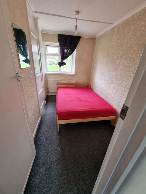 Room Buttermere Avenue in Slough