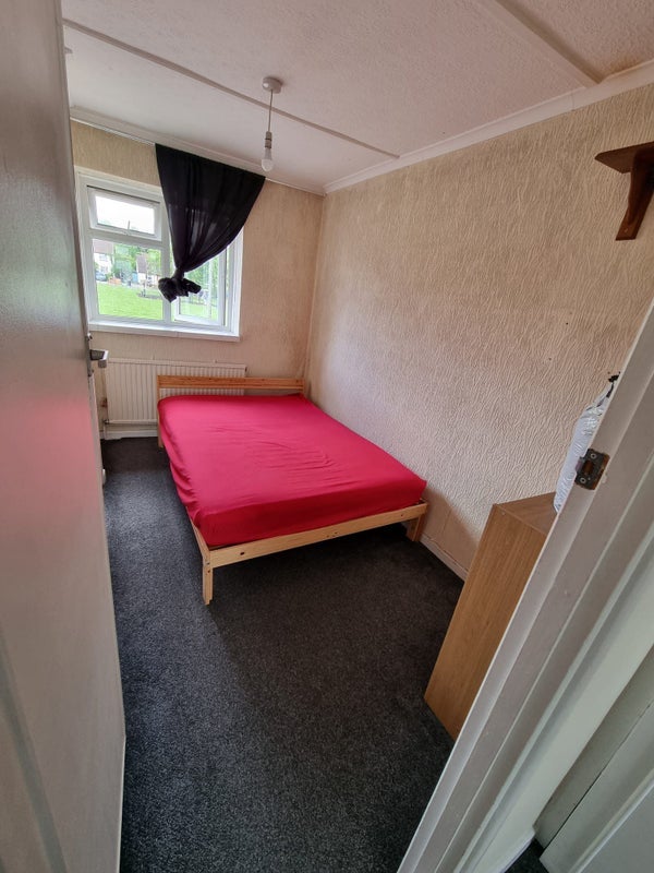 Room Buttermere Avenue in Slough