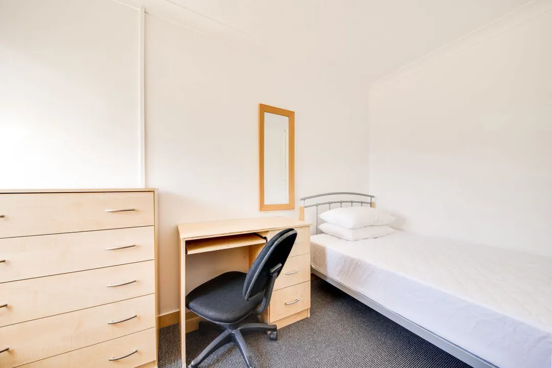 Room Warwick Road in Canterbury