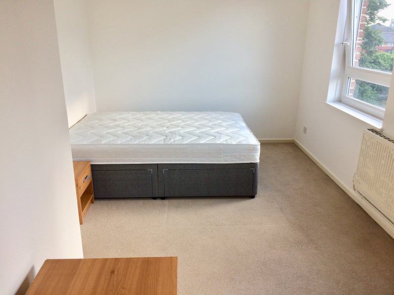 Room Lipton Road in Greater London