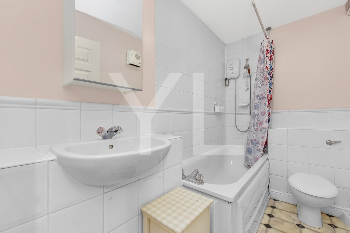 Flat Bruford Court in London