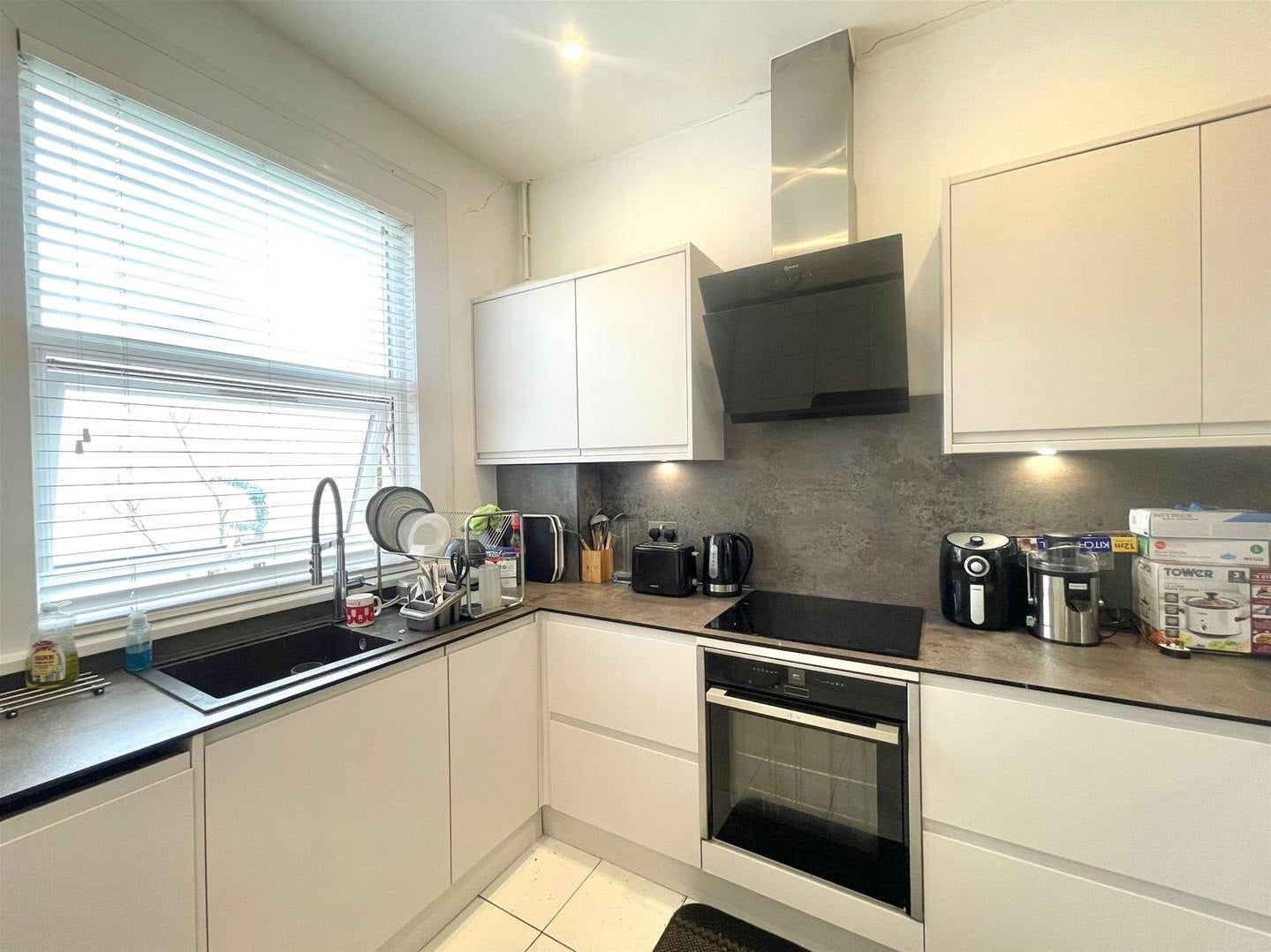 Flat Vicarage Road in Greater London