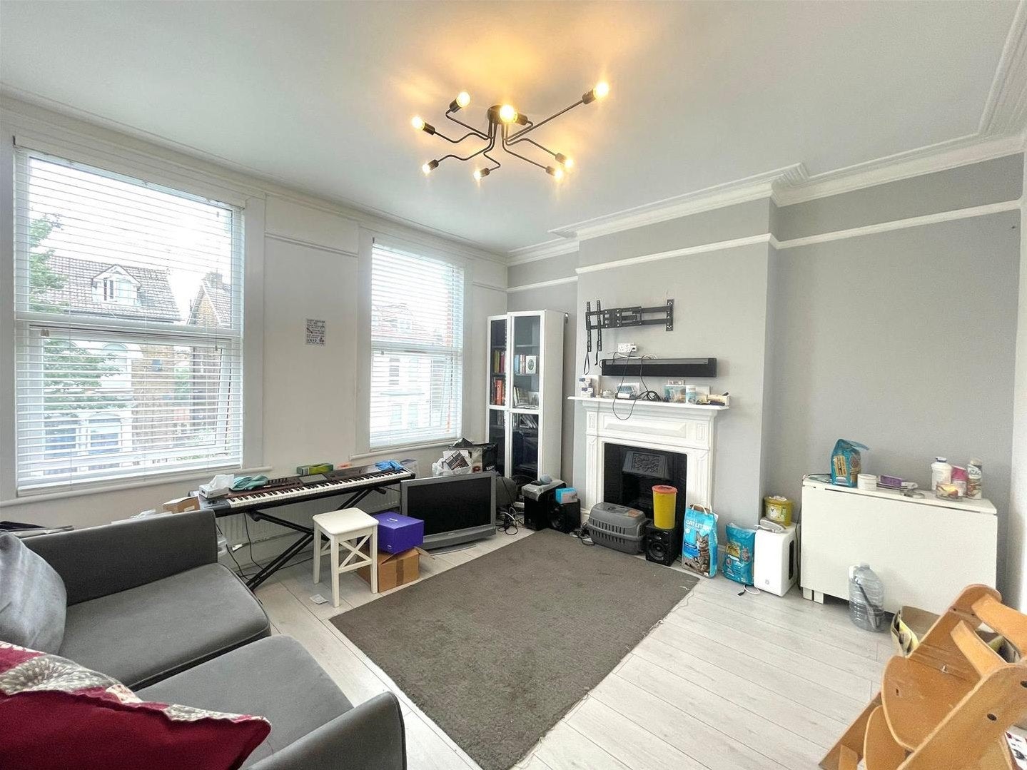 Flat Vicarage Road in Greater London