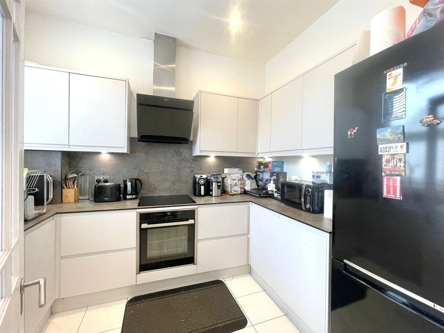 Flat Vicarage Road in Greater London