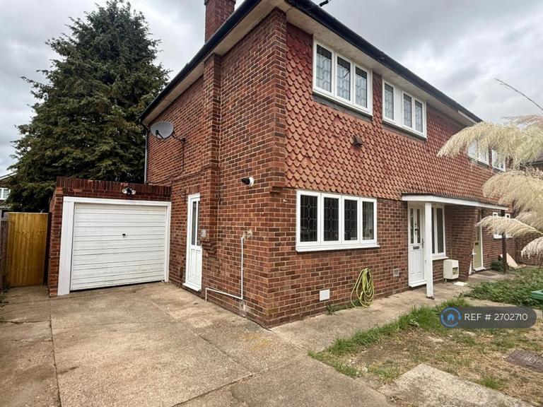 House Meadowbrook Close in Slough