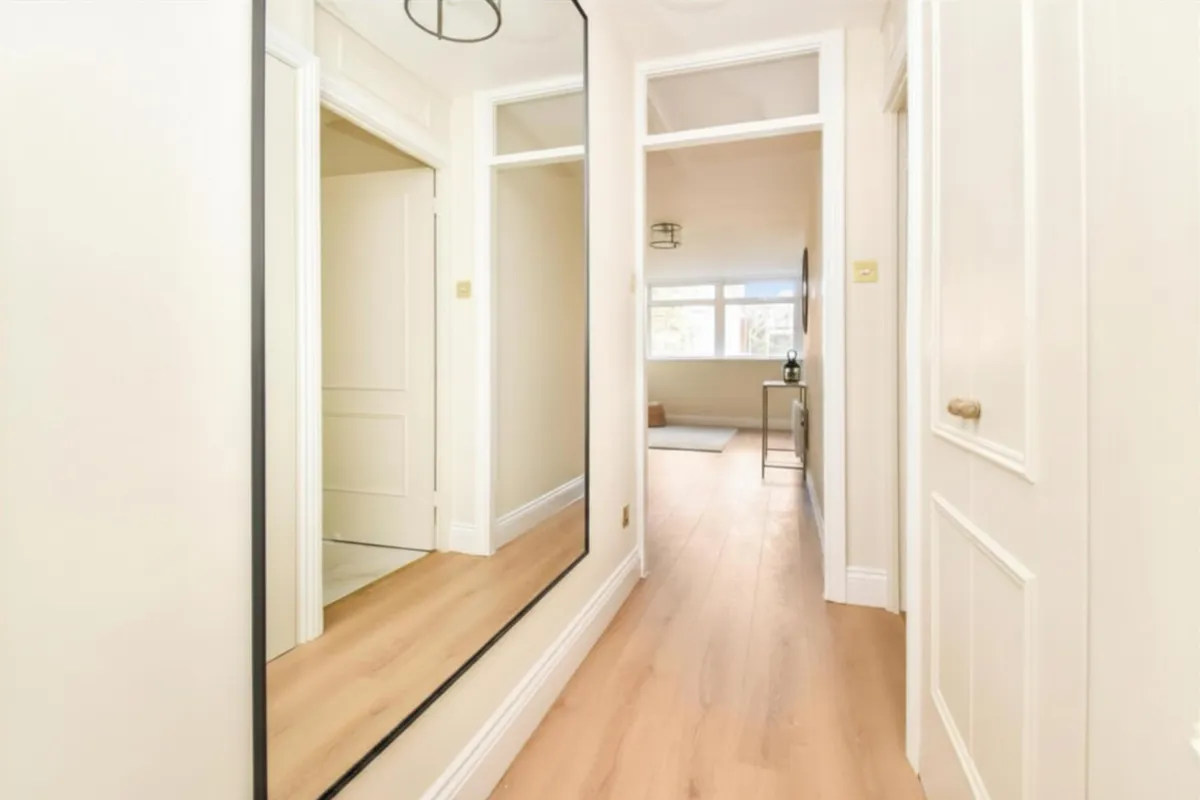 Flat Holden Avenue in Greater London