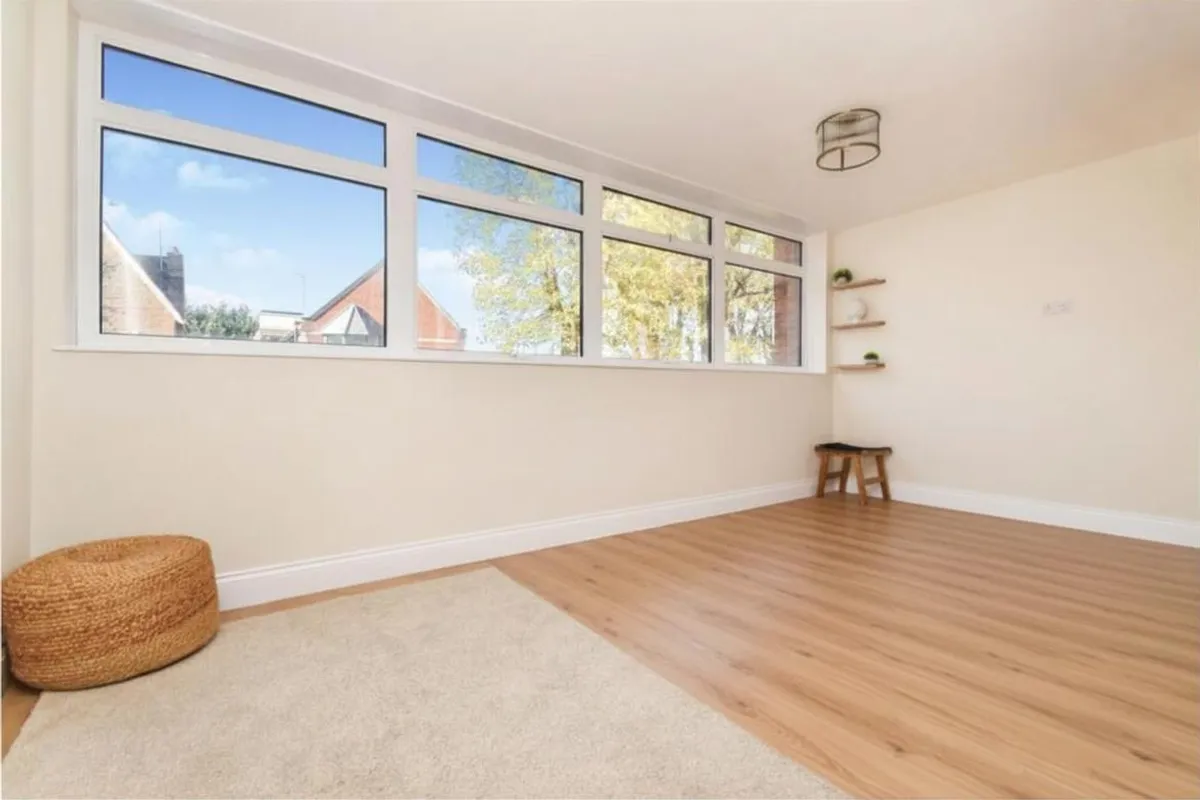 Flat Holden Avenue in Greater London
