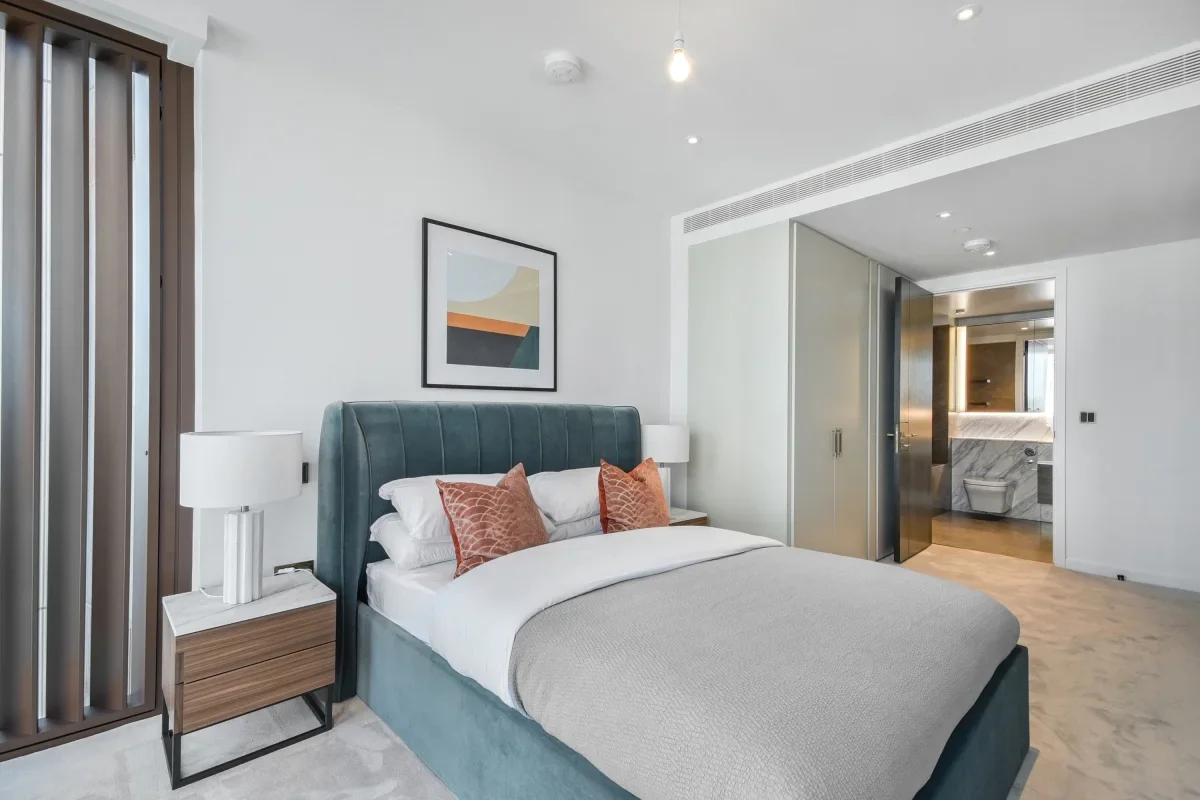 Flat Carnation Way in Greater London