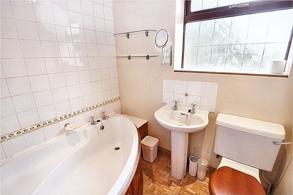 Flat Ashwood Avenue in Greater London
