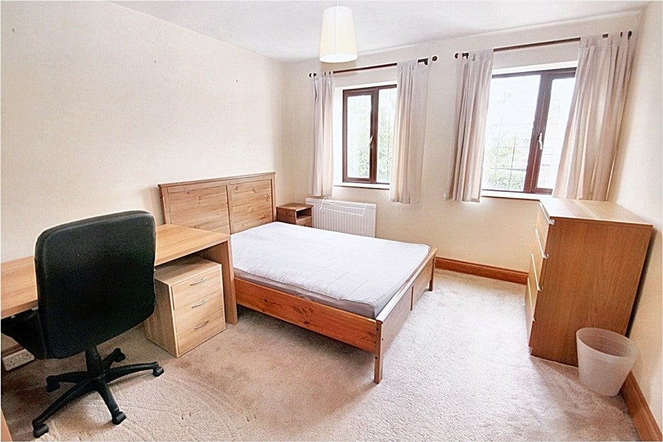 Flat Ashwood Avenue in Greater London