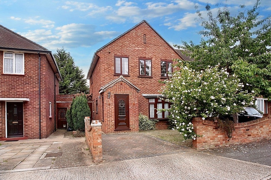 Flat Ashwood Avenue in Greater London