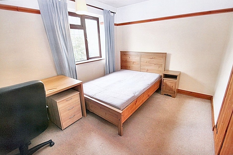 Flat Ashwood Avenue in Greater London