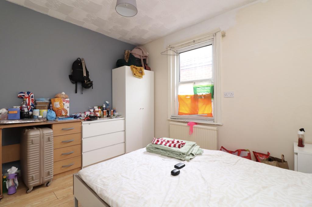 Room Harborough Road in Southampton