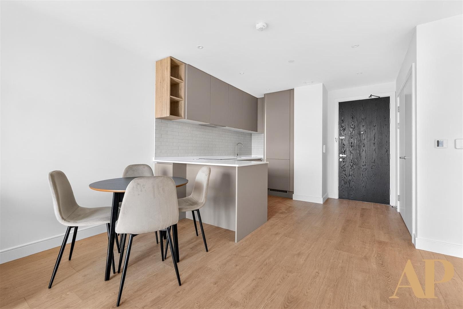 Flat Abbeydale Road in Greater London